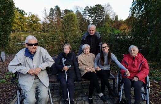 Výlet do Šimkových sadů s klienty SeniorCentra Hradec Králové