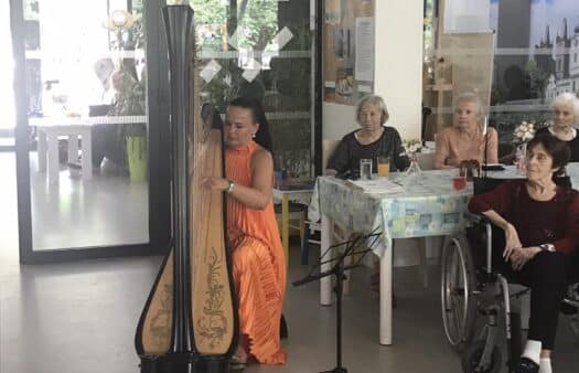 Koncert harfy v našem SeniorCentru v Hradci