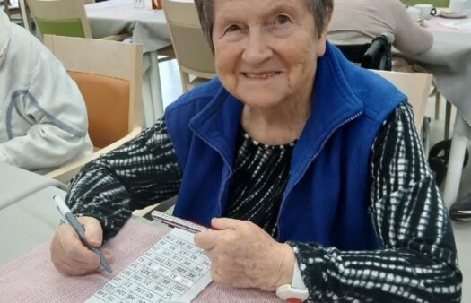 Hra Bingo s klienty SeniorCentra Hradec Králové